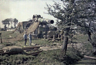 Des soldats français camouflent un canon ferroviaire de 370 mm avec l